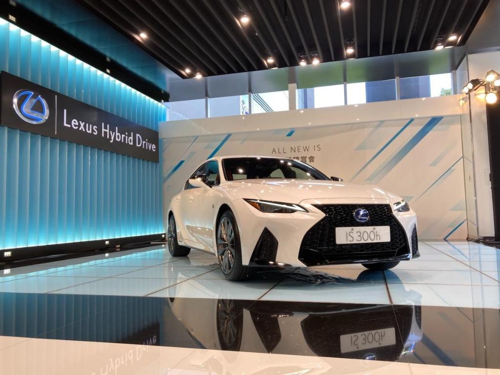 今年買車每4人就有1人開豪華車！但換一根油壓頂桿的開銷驚人